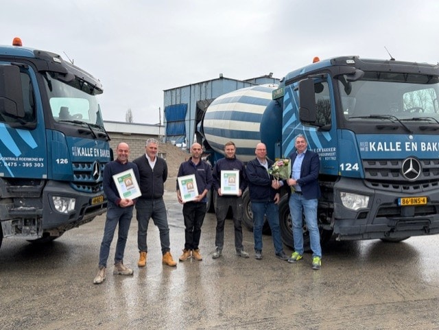 Zes mannen met certificaten voor twee betonmixers van Kalle en Bakker