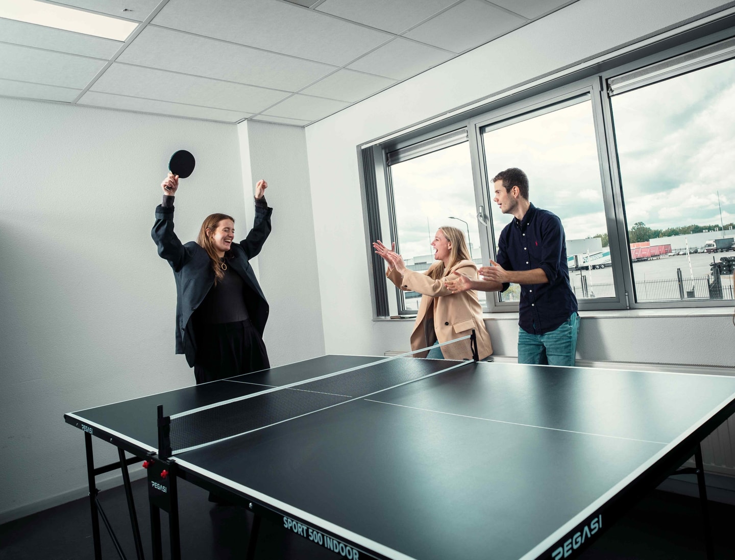 Collega’s van Diks Process Support aan het tafeltennissen op kantoor
