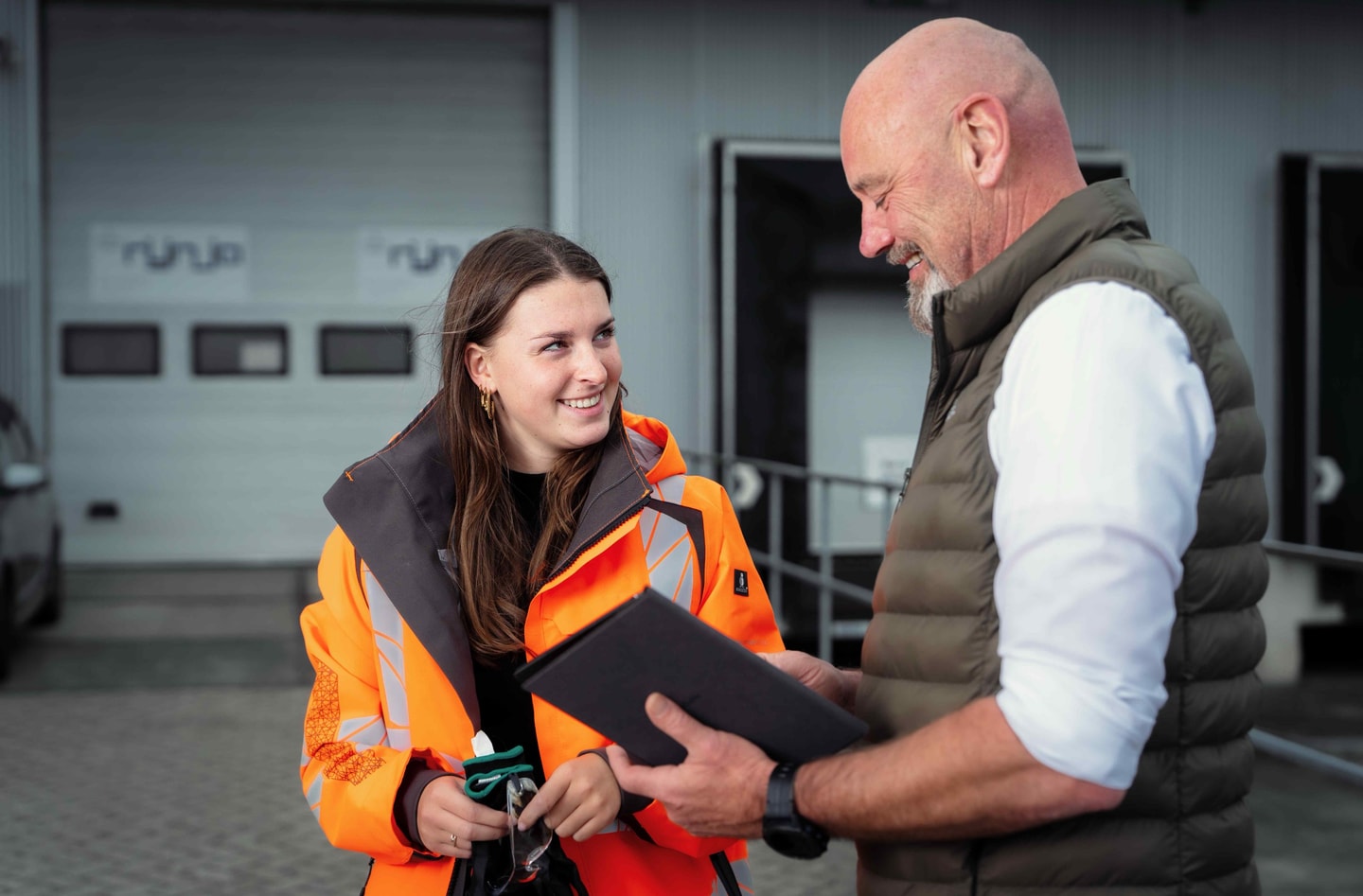 Adviseur van Diks Process Support in gesprek met een medewerker in veiligheidskleding