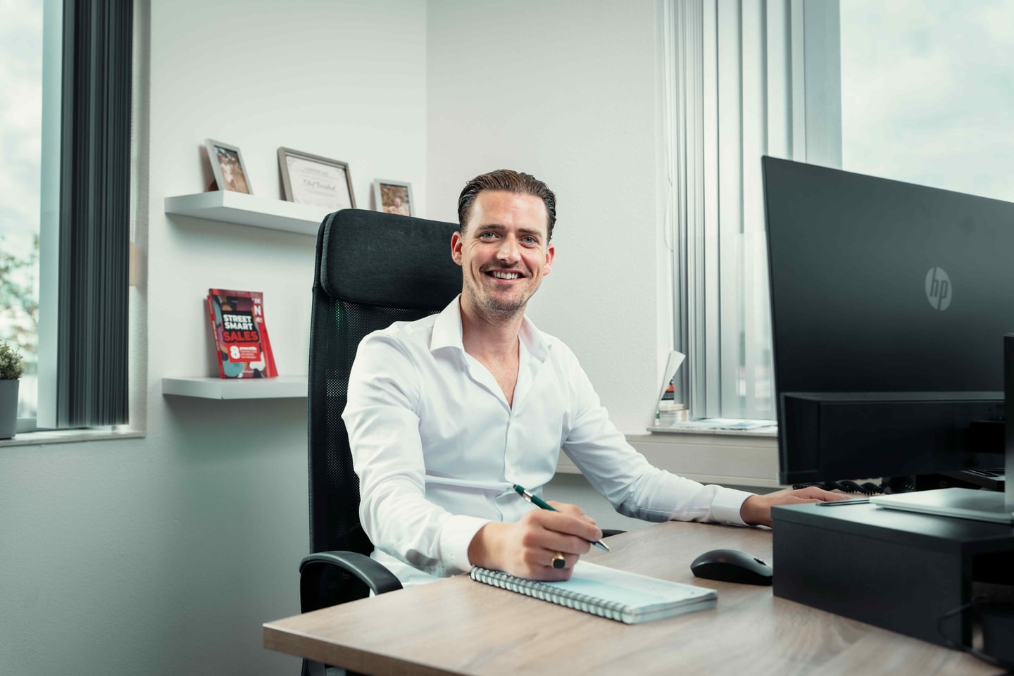 Olaf van Diks Process Support aan zijn bureau, klaar om terug te bellen