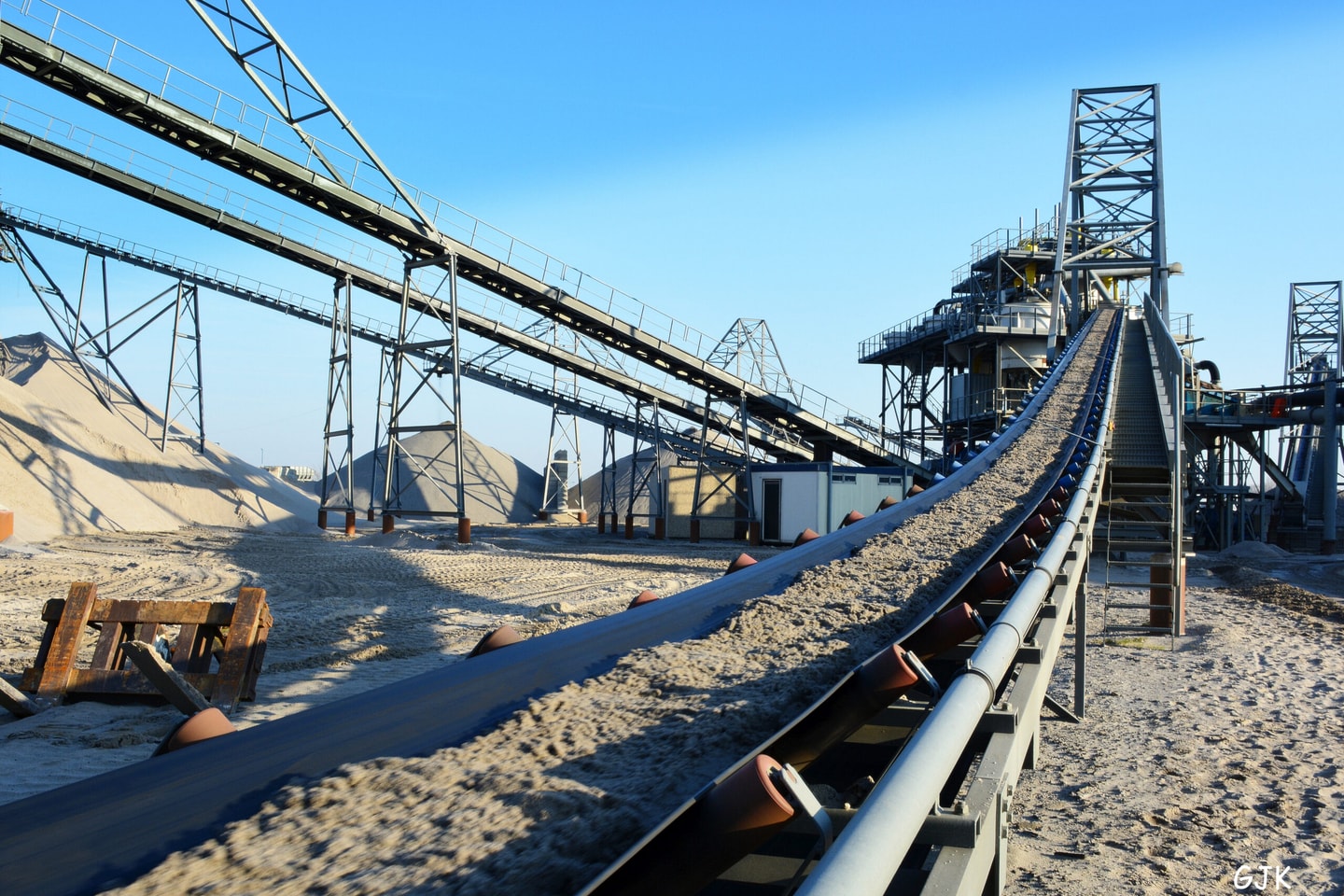 Transportband met zand bij een zandwinningsinstallatie