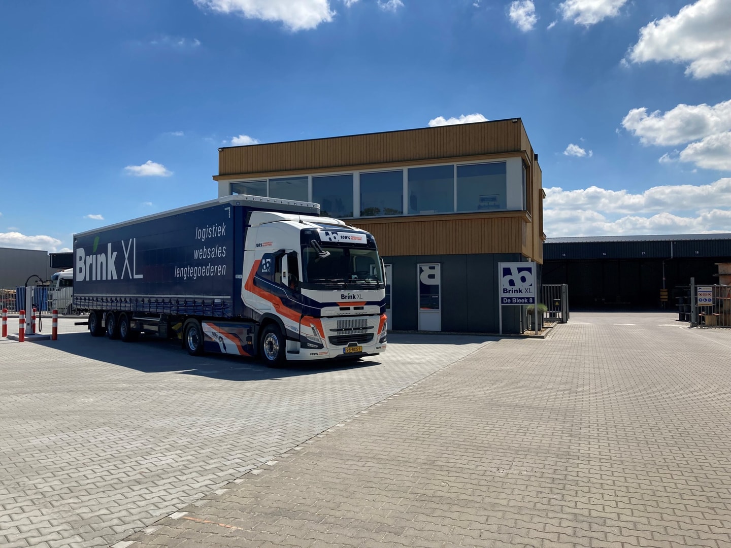 Vrachtwagen van Brink XL voor het bedrijfspand