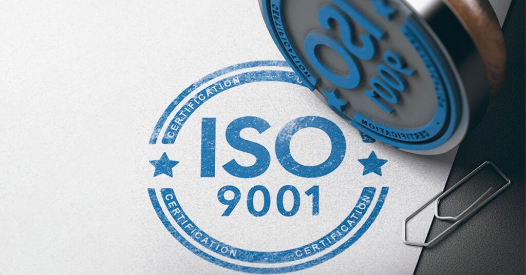 Blauwe iso 9001 certificering stempel met een paperclip